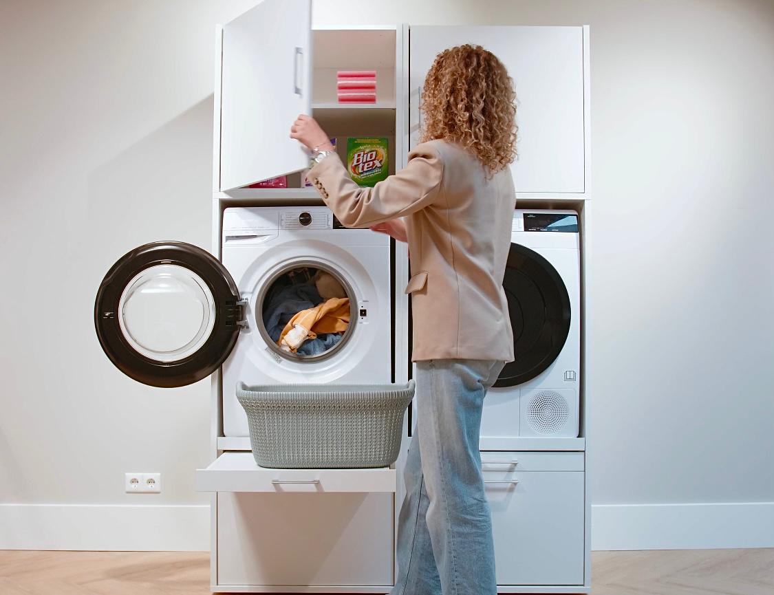 FotoOptimaliseer je bijkeukenruimte met een kast boven je wasmachine